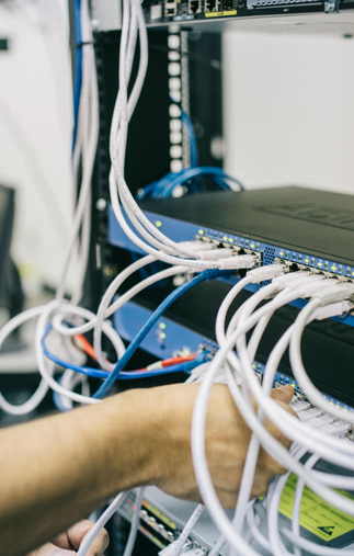 Homem analisando gráficos em uma tela transparente, representando inovação
